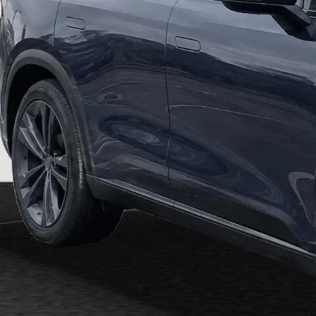 Close-up of the SUV’s doors and rear wheel in its real-photo studio image: the paint keeps the reflections of the lot where it was photographed.
