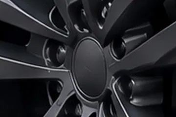 Close-up of the fictional SUV's front wheel in its Steel Hall re-render: the centre cap is plain, as in the lot photo.